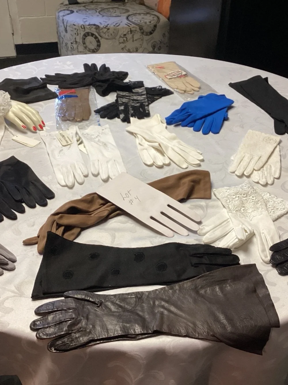 HUGE LOT LADIES VINTAGE GLOVES. MUST SEE RESALE GALORE 💙💙💙💙